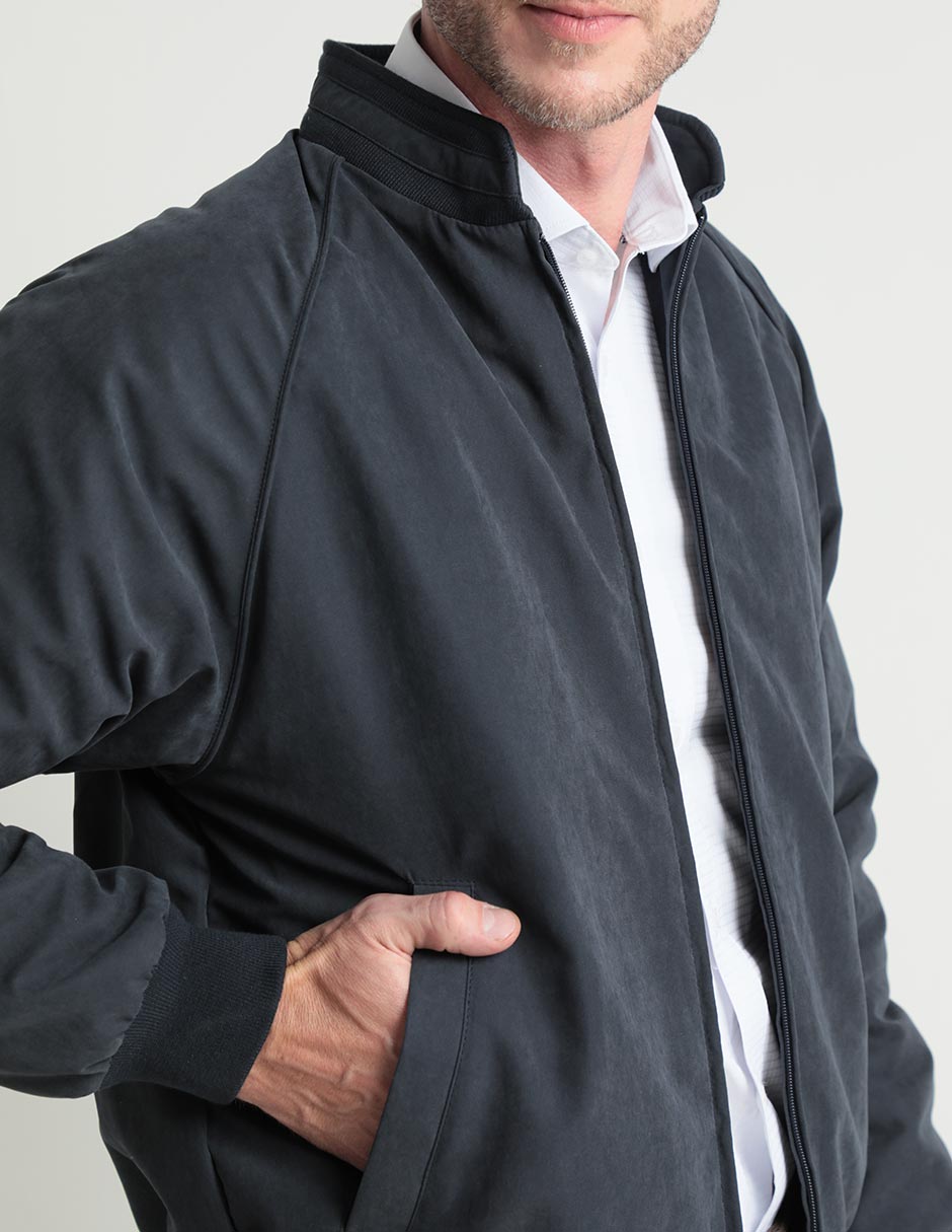 Chamarra con bolsillos para hombre 4